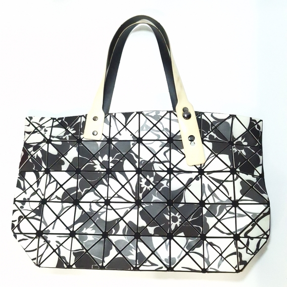 Inzi Black & White Silicone Plastic Triangle Geometric Purse - Picture 8 of 12